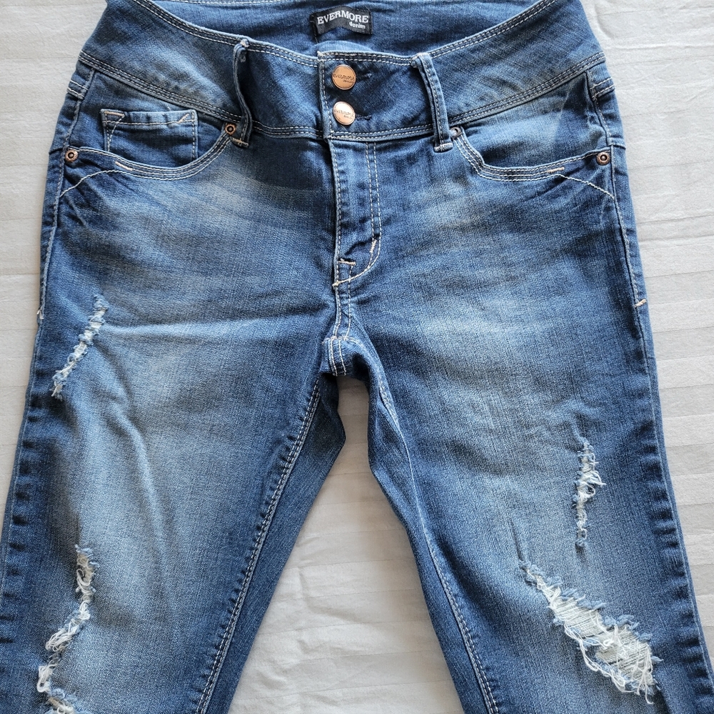 Size 9 Evernore Crop Jeans. Like New - Picture 6 of 6